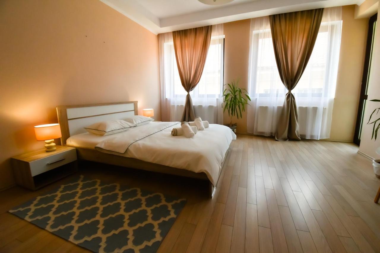 Db Apt - Comfort And Space In The Heart Of Old Town Apartment